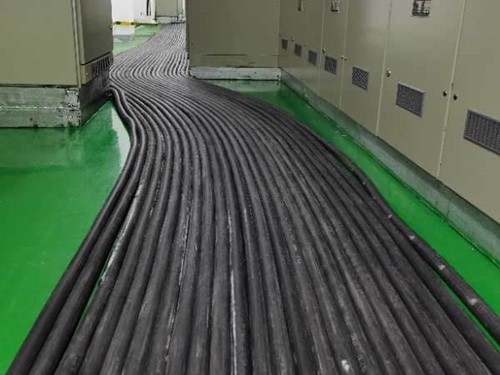 灵台如何根据理论计算公式计算温度对特定电压测量结果的影响？